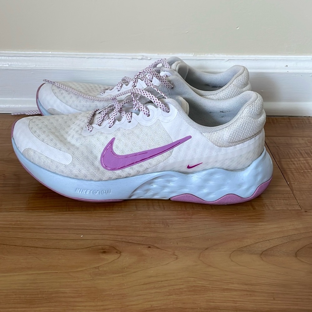 Nike renew sneaker